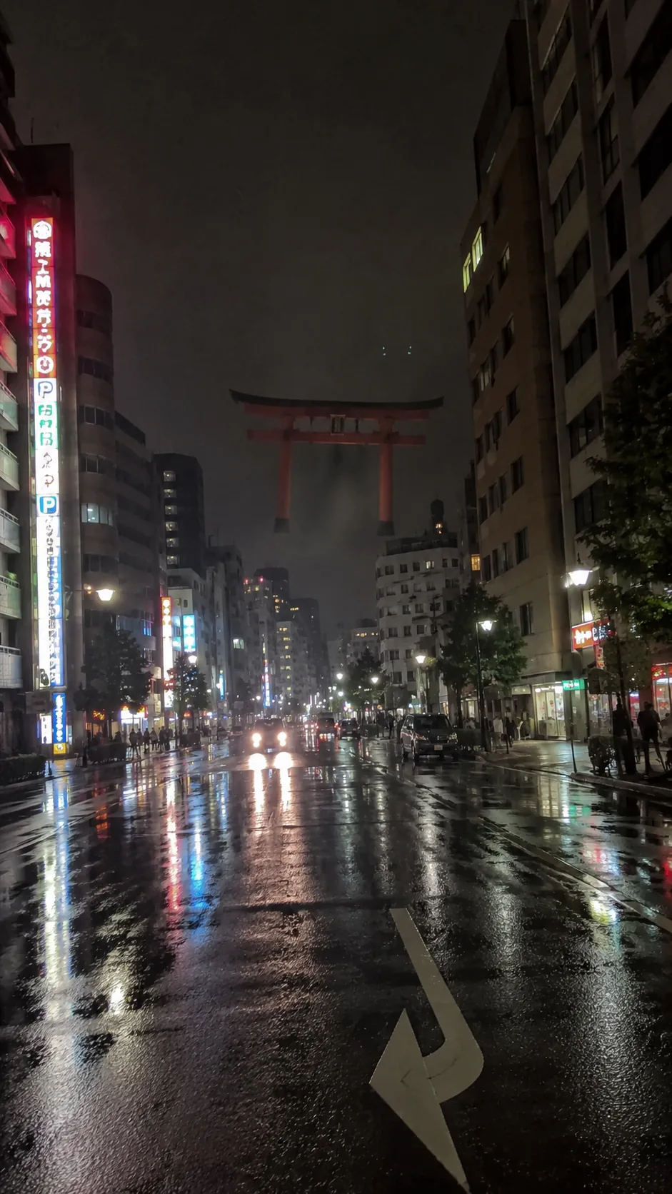雨後東京街頭，一座紅色鳥居漂浮在街心半空，濕地面映著霓虹反光